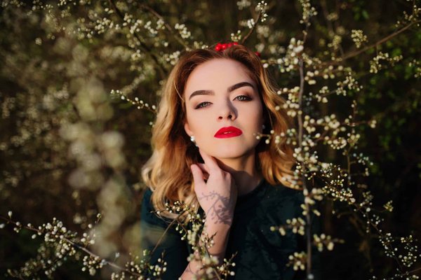 Comment choisir et porter des bijoux avec des pierres précieuses de manière discrète?