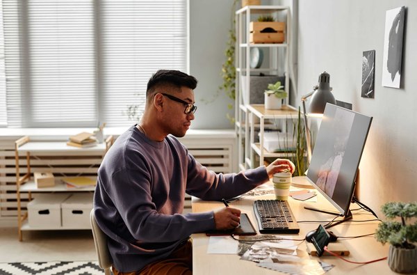 Quels sont les essentiels de la trousse de maquillage pour des retouches rapides en déplacement ?