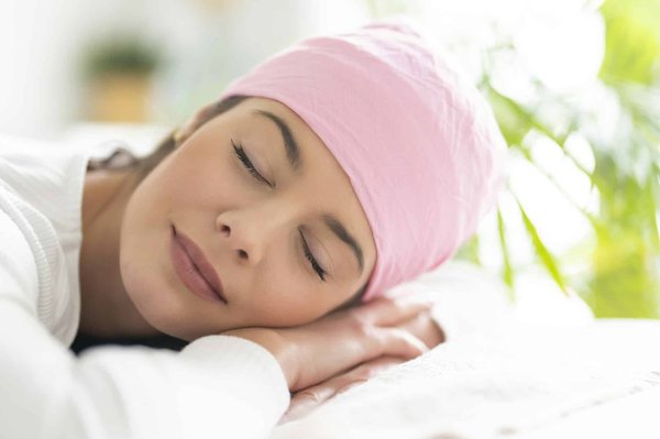 Quelle est la meilleure manière de porter un foulard carré sur une tenue de plage?