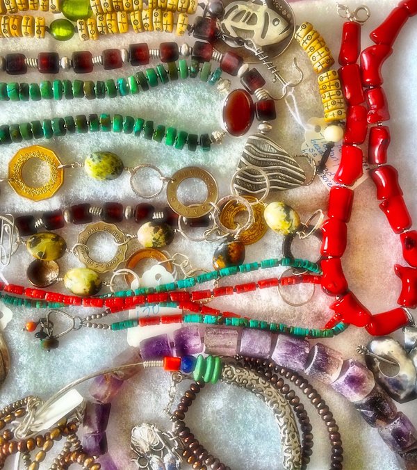 Quels types de bijoux de corps sont adaptés pour une pool party chic?